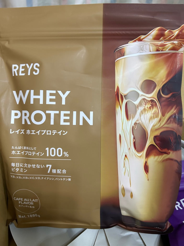 REYS レイズ ホエイ プロテイン 山澤 礼明 監修 1kg 国内製造 ビタミン7種配合 WPCプロテイン ぷろていん ホエイプロテイン (グレー 送料無料